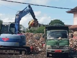 Alat Berat Rusak, Sampah di TPSS Eks Pasar Loak Gunung Agung Membukit