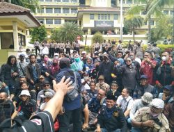 Tuntut Kades Wanakerta Dipecat, Ratusan Wartawan dan LSM Geruduk Kantor Bupati Tangerang