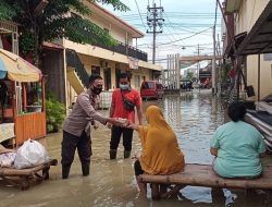 Terdampak Banjir, Polres Gresik Gerak Cepat Beri Bantuan Kepada Warga