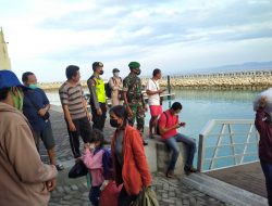 Terapkan Prokes dan PPKM, Babinsa Kodim 1610/Klungkung Amankan Pelabuhan Nusa Penida