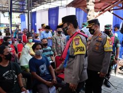 Kapolda Jawa Timur Tinjau Vaksinasi Kepada Masyarakat Pesisir di Gresik