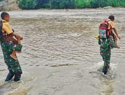 Seberangi Sungai Meluap, TNI Gendong Pelajar di Perbatasan