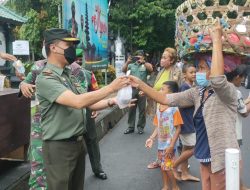 Berkah di Bulan Ramadhan, Dandim 1611/Badung Turut Berbagi Takjil Gratis di Jalanan