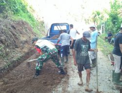 Cegah Banjir dan Longsor, Babinsa Perean Kangin Gotong Royong Bersama Warga Bersihkan Got