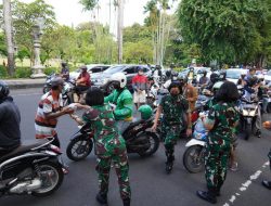 Bagi Takjil Gratis Terus Digencarkan, Kali Ini Srikandi Kodam IX/Udayana Yang Turun ke Jalan