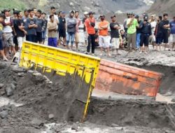 Truk Pasir Terjebak Banjir Lahar Hujan di Gunung Merapi