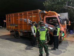 Masih Dalam Susana Lebaran, Petugas Gabungan di Pelabuhan Penyebrangan Poto Tano Tetap Semangat