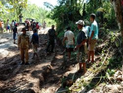 Bersama Anggota Koramil Biut, Puluhan Warga Desa Makun Bersihkan Badan Jalan