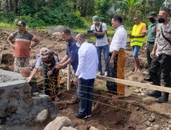 Hadiri Peletakan Batu Pertama Pembangunan SD Inpres, Ini Harapan Babinsa Mauponggo
