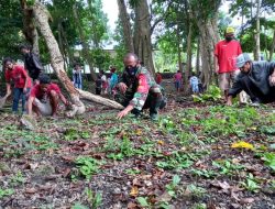 Menjelang musim Kemarau Babinsa Koramil 1621-01/SoE,Bersihkan mata Air bersama Warga.