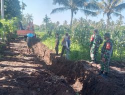 Koramil 1615-11/Aikmel Bersinergi Bantu Pembuatan Jalan Tani Di Lenek