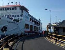 Diterjang Ombak Tinggi, Kendaraan di Dalam Kapal Terjungkal di Selat Bali