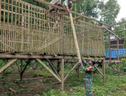 Tingkatkan Kesejahteraan Warga, Babinsa Katikutana Bantu Pembuatan Kandang Ayam