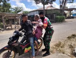 Tidak Bisa Berjalan Sendirian, Babinsa Koramil Boas Bantu Mama Maria Terima BLT Migor