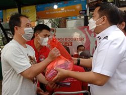 Direktorat Reserse Narkoba PMJ Bagikan Sembako Kepada Warga yang Usai Divaksin di Pasar Modern BSD