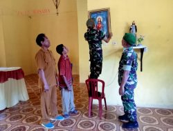 Perindah Gereja Katolik Ailala, Satgas Yonif 743/PSY Serahkan Cenderamata Lukisan