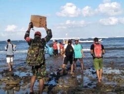 Seberangi Laut Demi Kesehatan Warga, Babinsa Dampingi Tim Nakes Lakukan Vaksinasi di Pulau Salura