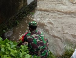 Jaga Kelestarian Alam, Babinsa Semarapura Dampingi Penebaran Bibit Udang di Tukad Unda