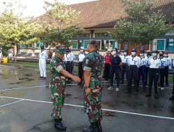 Tingkatkan Disiplin, Koramil 1623-06/Selat Latih PBB Siswa-Siswi Osis SMAN 1 Selat