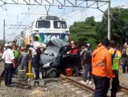 Mati Mesin, Minibus Ditabrak Kereta Api Argo Sindoro di Bekasi