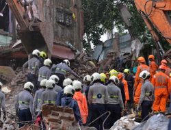 Gedung 4 Lantai di Pusat Kota India Roboh, 19 Orang Tewas