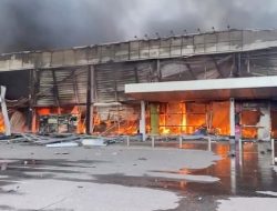 Rusia Sebut Kebakaran Mal di Ukraina Disebabkan Ledakan Amunisi Barat di Dekatnya