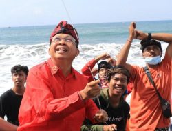Gubenur Koster Buka Festival Layang-Layang di Pantai Padanggalak Denpasar