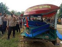 Odong-odong Tertabrak Kereta Api di Serang, 9 Orang Tewas
