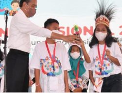 Peringati HAN, Jokowi Main Sulap Simsalabim Bersama Anak-anak di Kebon Raya Bogor