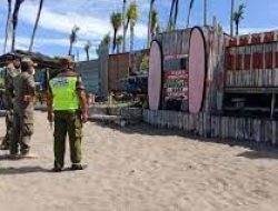 Pol PP Tertibkan Bangunan Tak Berizin di Sepanjang Pantai di Badung