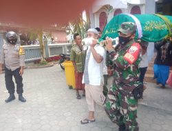 Babinsa Turut Membantu Dalam Mengantarkan Salah Satu Masyarakat Yang Akan Di Makamkan