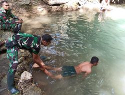 Berikan Gambaran Sesuai Pengalamannya, Babinsa Amanuban Tengah Latih Renang Casis TNI AD