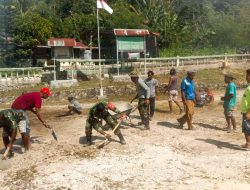 Gotong Royong Rehab Makoramil Weluli, Wujud Kekompakan TNI dengan Warga di Tapal Batas
