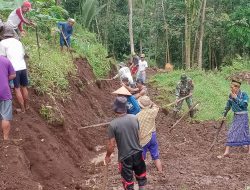 Permudah Angkut Hasil Produksi Pertanian, Babinsa dan Warga Perian Gotong Royong Buka Jalan