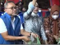 Bagikan MinyaKita Sambil Promosikan Anak, Zulhas Dilaporkan ke Bawaslu