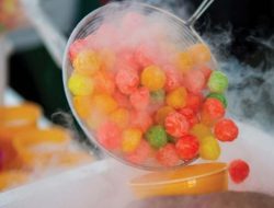 Hati-hati, Bahaya Mengintai dari Uniknya Jajanan Ice Smoke “Es Ciki Asap”