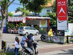 Sambut HUT RI, PT Peak Solutions Bagikan 77 Bendera Merah Putih kepada Pengguna Jalan