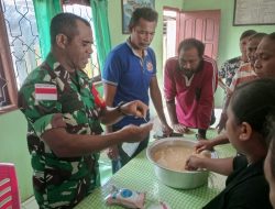 Tingkatkan Ekonomi Masyarakat, Babinsa Beri Pelatihan Pembuatan Tempe Bagi Warga Perbatasan