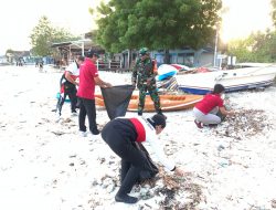 Peduli Kelestarian Pantai, Babinsa Jungutbatu Gandeng Warga Bersihkan Sampah