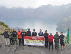 Dengan Cuaca Ekstrim, Danrem 162/WB Sukses Mencapai Puncak Rinjani