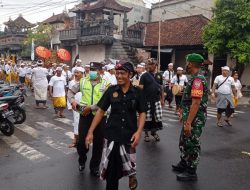 Tetap Semangat Dihari Minggu, Babinsa Kamasan Kawal Upacara Adat Ngaben