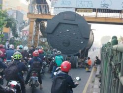 Lalu Lintas Kawasan Kranji Macet Gegara Truk Tangki Tersangkut JPO Grand Mall Bekasi