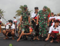 Jaga Kebersihan dan Kelestarian Ekosistem Laut, Kerja Bhakti di Pantai Tegal Besar Diwarnai Pelepasan Tukik