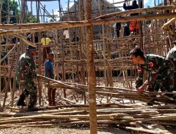 Prajurit Satgas Yonif 743/PSY Turut Bantu Pembangunan Gereja di Desa Inbate