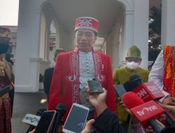 Jadi Inspektur Upacara HUT RI ke-77, Jokowi Pakai Baju Adat Buton