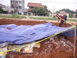 Polisi Selidiki Temuan Beras Bansos Membusuk yang Ditimbun dalam Tanah di Depok