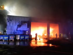 Pabrik Berisi 400 Ton Limbah Daur Ulang Kebakaran di London, 100 Petugas dan 15 Mobil Damkar Dikerahkan