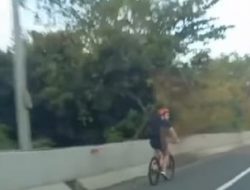 WNA Gowes Sepeda di Jalan Tol Viral di Medsos
