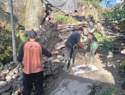 Babinsa Bersihkan Sisa Material Longsor, Dandim Tabanan Ingatkan Masyarakat Terkait Cuaca Buruk