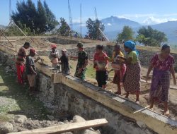 Wujud Kepedulian dan Keharmonisan di Tapal Batas, Satgas Yonif RK 744/SYB Bantu Pembangunan Kapela